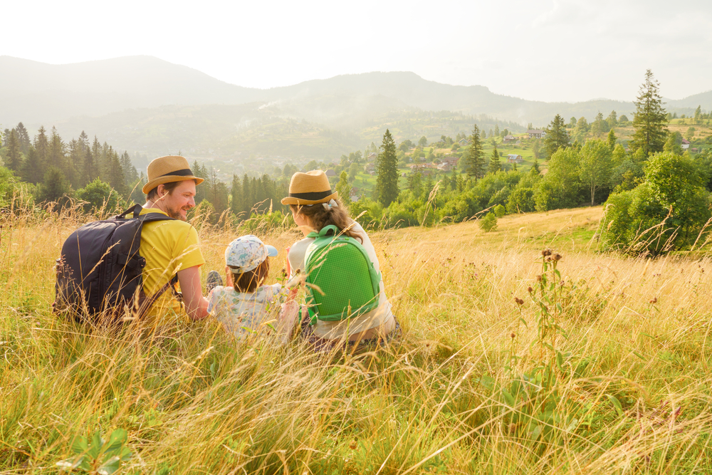 Familie macht eine Pause beim Wandern